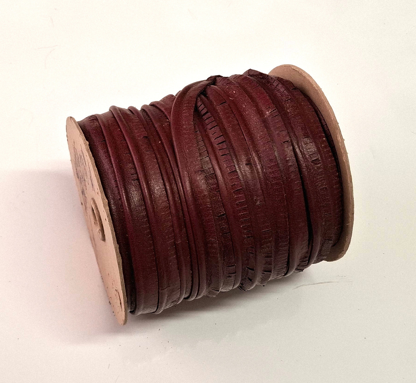 1/2" Cowhide Slashed Cord Piping in Bordo Goat (3 yds) 3446XKA