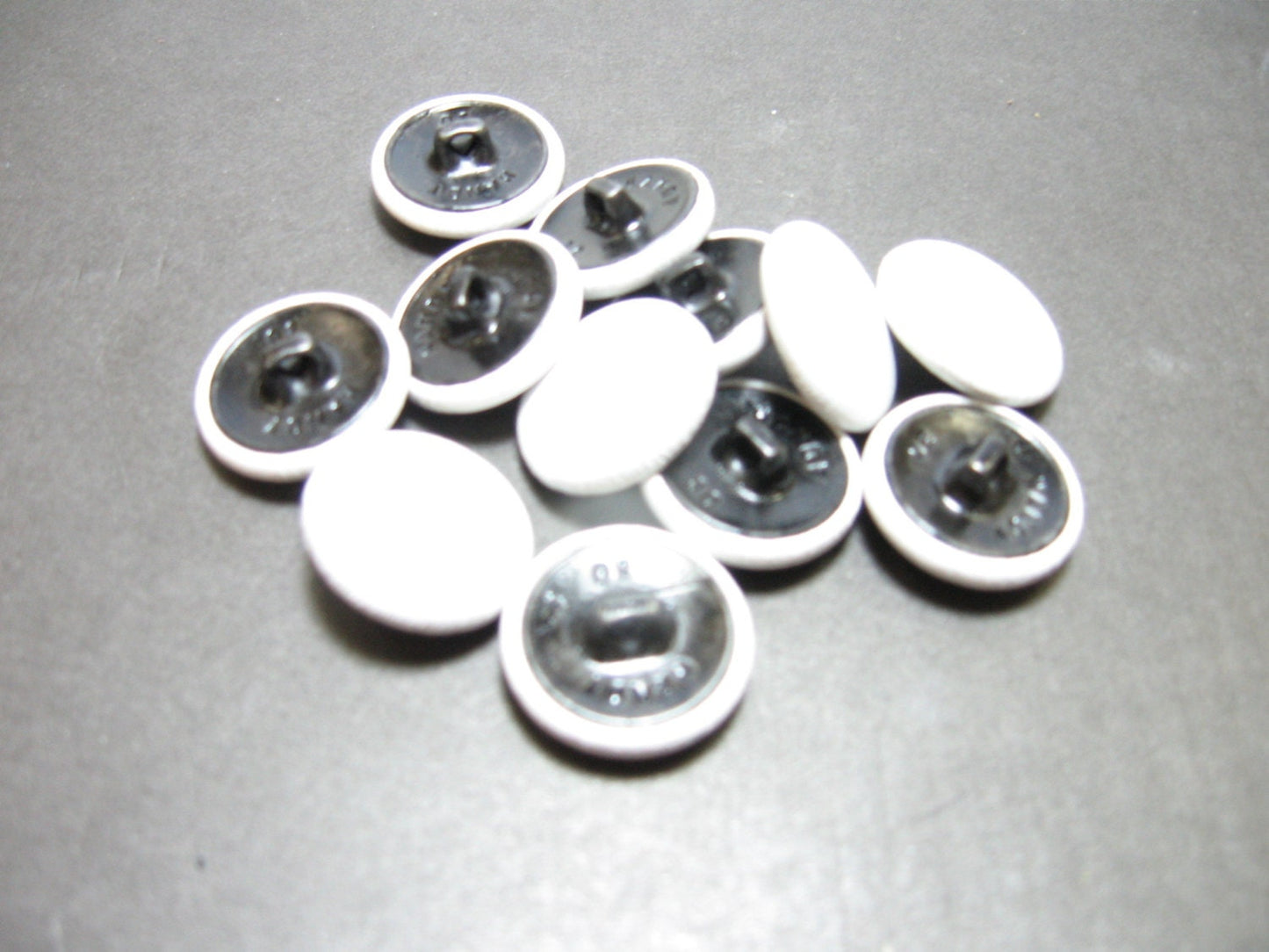 30 Line, Cowhide Covered, Hopper Back Buttons in White (12 PC.)