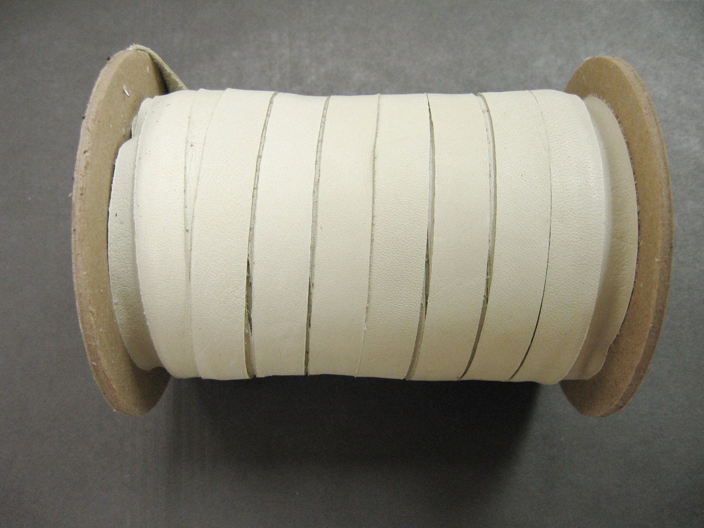 1/2" Flat Cowhide Lacing in Maple Lining (5YDS) 0500NDB - Nude, Natural, Beige, Tan, Cream, Creme