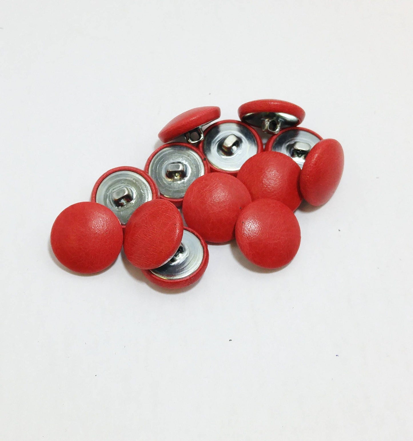 30 Line, Cowhide Covered, Hopper Back Buttons in Arizona Red (12 PC.)