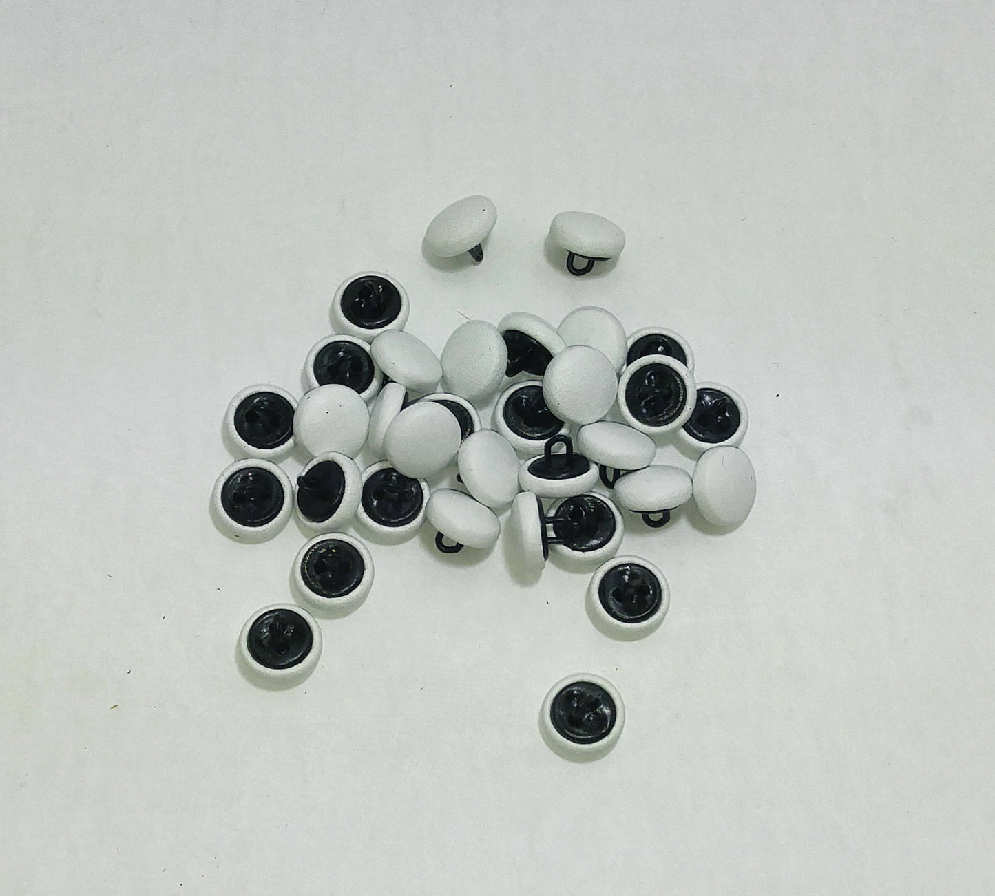 33 x 16L Loop Back Buttons in Genuine White Cowhide Leather 16HPLB000C