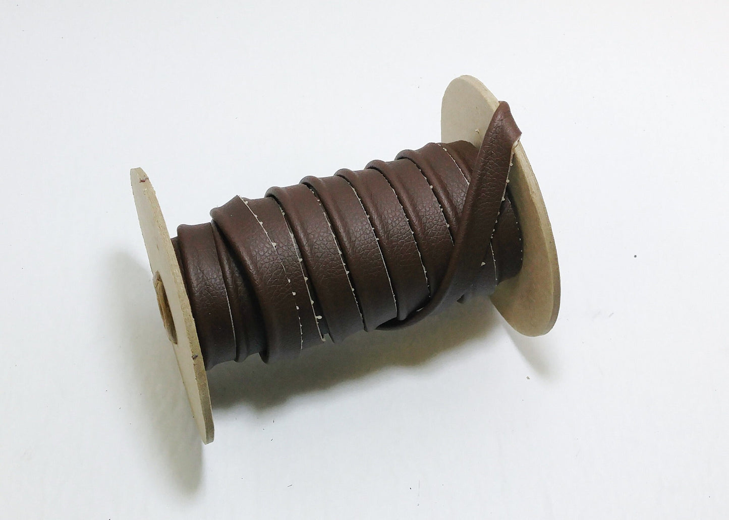 1/2" Cord Piping, Vegan Leather in Athena Brown Vinyl (5 YDS) 3277XVATH - straps; faux leather; handbag; sewing; crafting