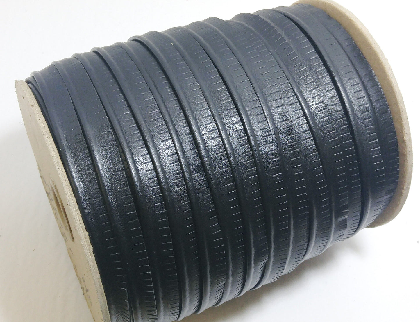 Black 010 Koram Polyurethane Vegan Leather Cord Piping with Slashed Edge 1/2" (5 yds) 3446XUKNC welting