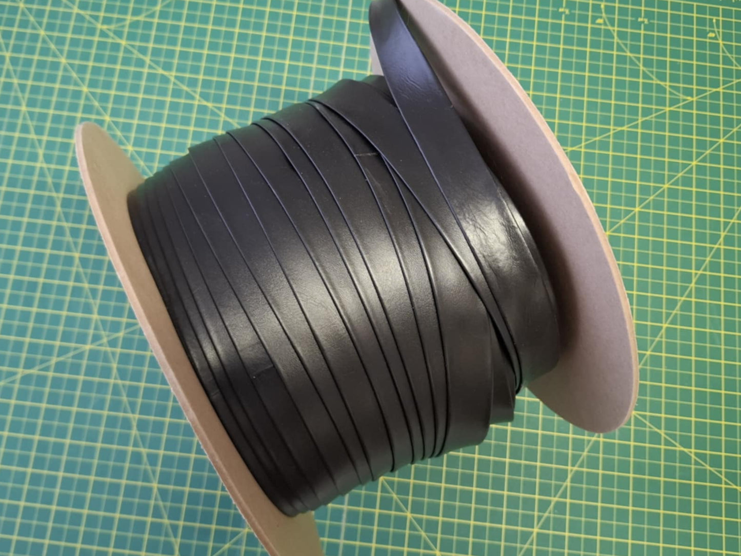 1" Open Fold Genuine Leather Binding in Black Calf (2 yards) 3069XDA