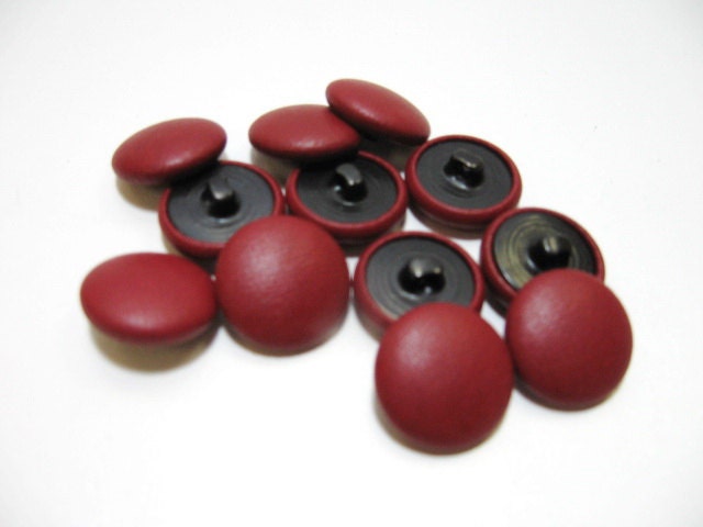 30 Line, Cowhide Covered, Hopper Back Buttons in Red Berry (12 PC.)