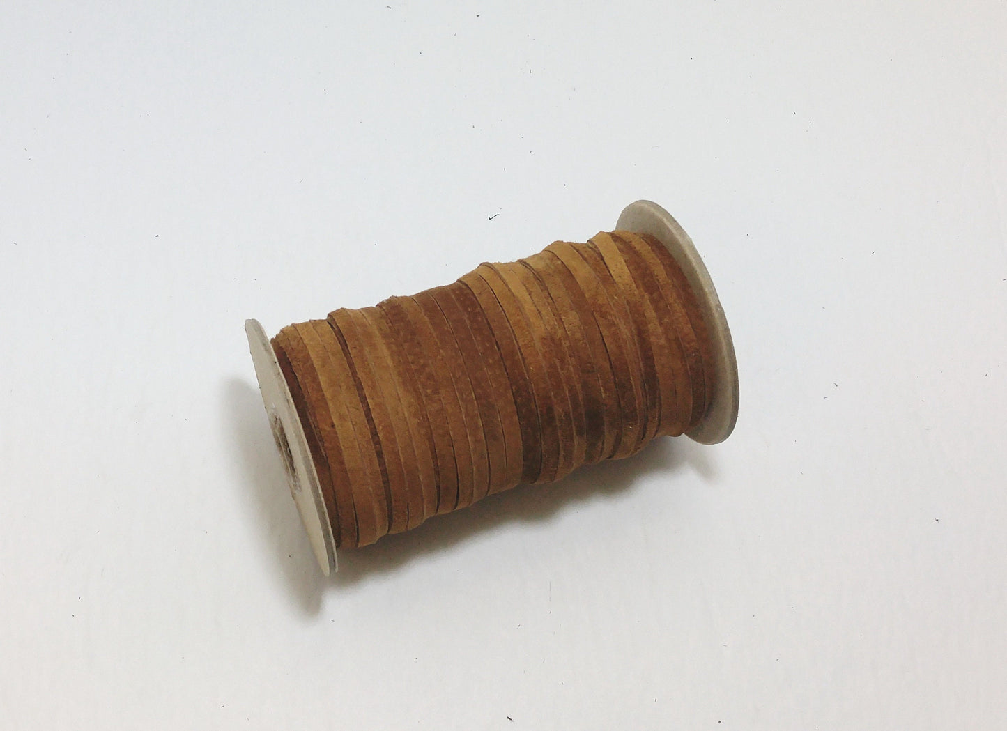1/4" Flat, Pig Suede Leather Lacing in Tobacco (10 YDS) 0250NP5 light brown, dark bronze