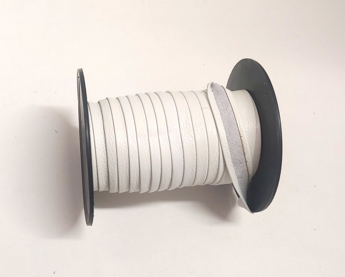 3/4" Open Fold Genuine Leather Binding in Bone UPL (3 YDS) 0750CDE