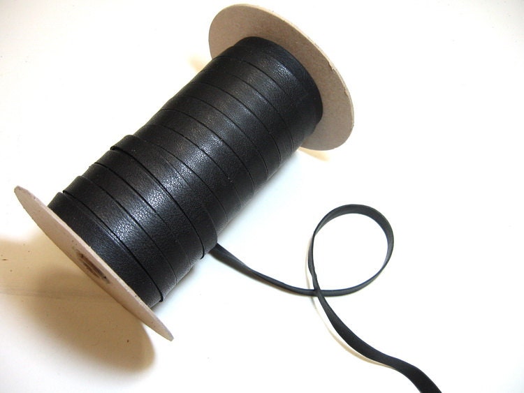 1/2" Side-Fold Cowhide Leather Stripping in Black Climax (5 yds) 0500DD9